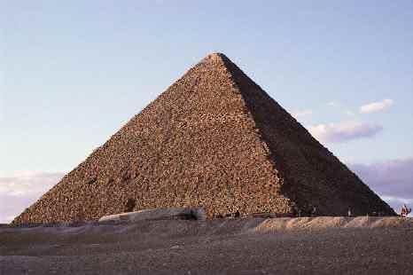 Η Μεγάλη Πυραμίδα της Γκίζας (ονομάζεται επίσης Πυραμίδα του Χέοπα,) είναι η παλαιότερη και μεγαλύτερη από τις τρεις πυραμίδες της Γκίζας και είναι το μόνο από τα επτά θαύματα του αρχαίου κόσμου που