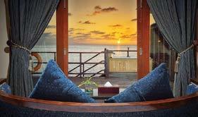 Τα χαλαρωτικά δωμάτια διαθέτουν τηλεοράσεις επίπεδης οθόνης, καθώς και βεράντες ή μπαλκόνια. Ορισμένα βρίσκονται στην παραλία, ενώ μερικά σε καλύβες σε ξυλοπόδαρα πάνω από τον ωκεανό.
