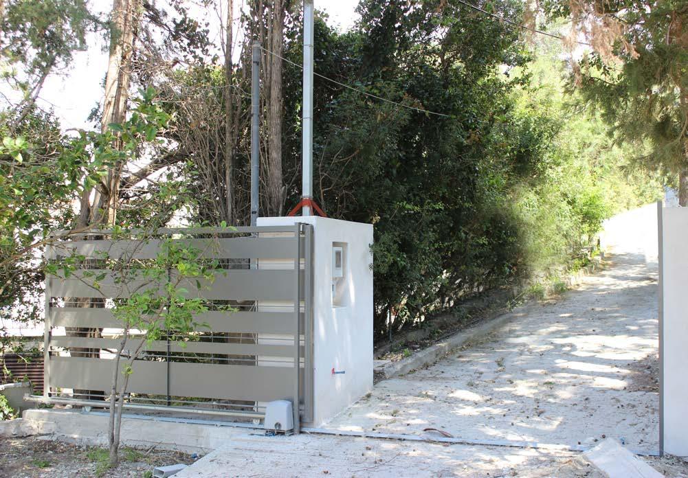 Η συρόμενη σιδερένια πόρτα εισόδου στο