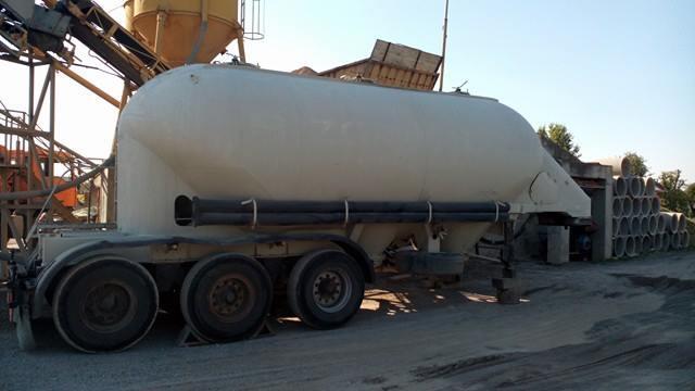 cisterne ili silosa, zato miješa sa zrakom pod tlakom od 200 kpa i tako tlačen i izmiješan transportira cijevima u silos za cement. Slika 64.