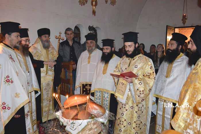 Τὸ πρωὶ τελέσθηκε ἡ Θεία Λειτουργία ἀπὸ τὸν Σεβ. Πειραιῶς καὶ Σαλαμῖνος κ. Γερόντιο, μὲ συμμετοχὴ Ἱερέων, ὁ ὁποῖος ἐκφώνησε ἑόρτια Ὁμιλία.