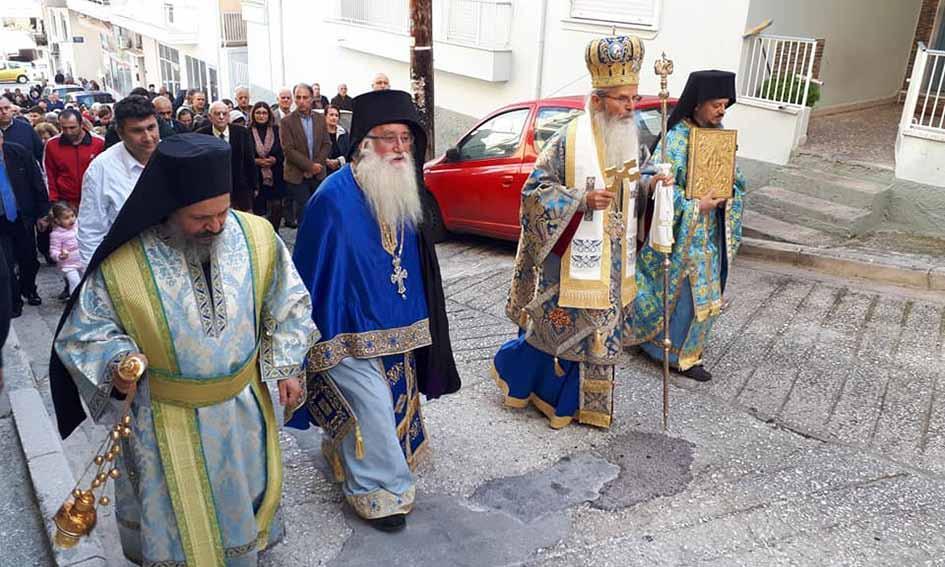 Τῶν ἱερῶν Ἀκολουθιῶν προέστη ὁ Σεβασμ. Μητροπολίτης Ἀττικῆς καί Βοιωτίας κ. Χρυσόστομος, συμπαραστατούμενος ὑπὸ τοῦ Θεοφιλ. Ἐπισκόπου Μεθώνης κ. Ἀμβροσίου καὶ πλειάδος Ἱερέων καὶ Διακόνων.