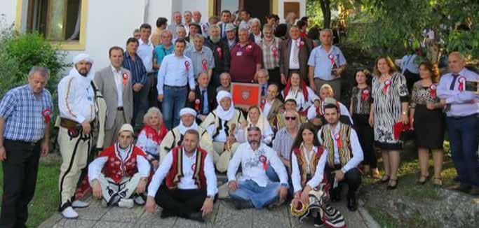 FESTIVE SHOQATA ATDHETARE DUKAGJINI DOMOSDOSHMËRI E KOHËS (vijon nga faqe 2) Çdo kush mund të thotë apo të shkruaj sipas mendjes së tij, por nuk mund të zhbëjë punën e përpjekjet e kolegëve, të
