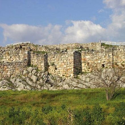 Τα επιβλητικά ερείπια της Τίρυνθας, καλά συντηρημένα δείγματα της αρχαίας οχυρωματικής αρχιτεκτονικής, αποτελούν μια από τις δυο πόλεις του Μυκηναϊκού