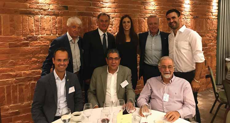 Η Ελληνίδα Παγκόσμια Πρωταθλήτρια του επί κοντώ Αικατερίνη Στεφανίδη που βραβεύτηκε ως η καλύτερη Ευρωπαία αθλήτρια του 2017 με τους (από αριστερά ιστάμενοι)
