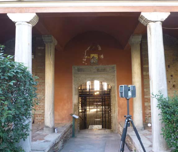 Εικόνα 4. Το Laser Scanner Faro Gocus 3D στην είσοδο της Ροτόντας κατάστασης. Ο συγκεκριμένος σαρωτής έχει εμβέλεια μέτρησης από 0,6μ. έως και 120μ.