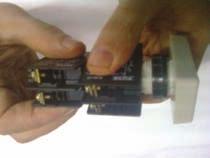 )4-40 شکل 4-40 ترمینالهای یک سمت شستی که توسط یک خانه فشرده میشوند یک شستی دوبل و