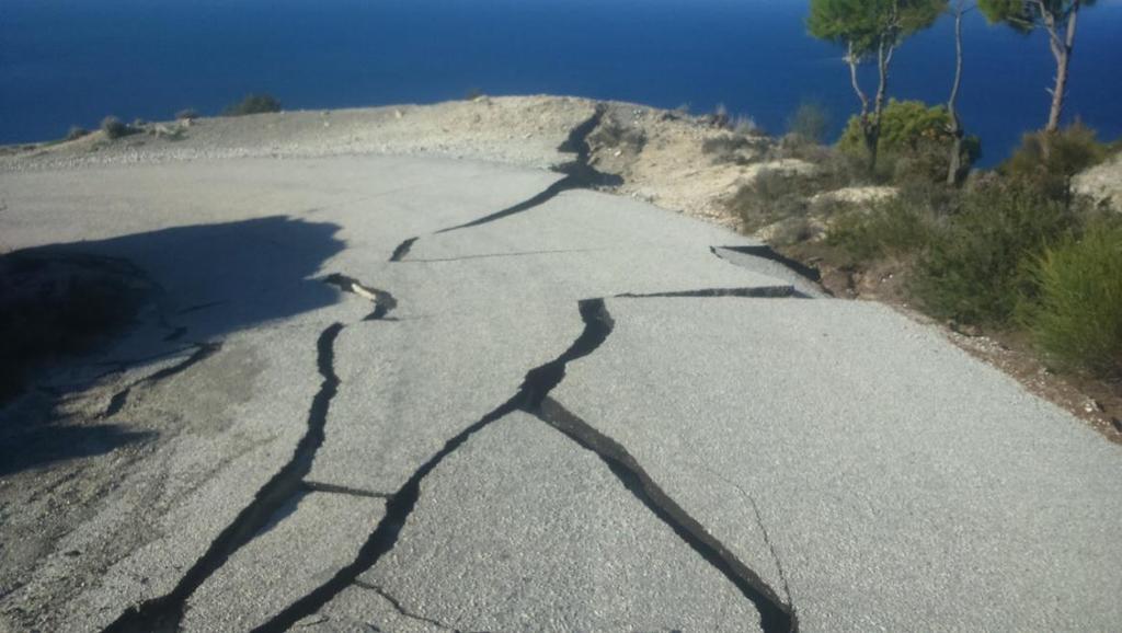Αποτελέσματα του σεισμού της Τρίτης 17 Νοεμβρίου 2015: Εκτεταμένες ζημίες στο επαρχιακό οδικό δίκτυο στην περίοχη Δ του Αθάνιου.