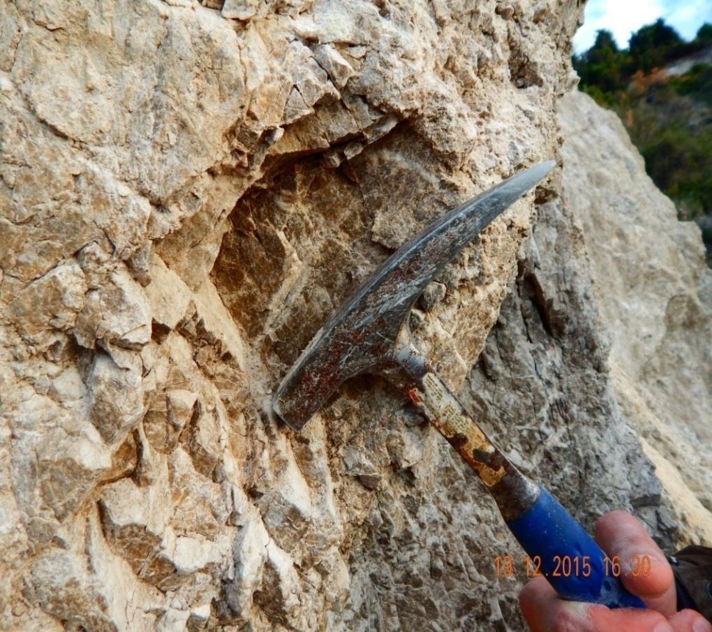Το πέτρωμα από το οποίο πήραμε το σχιστολιθικό δείγμα με την σπίθα.