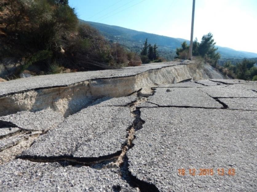 Κατολίσθηση από το μέρος του πρανούς, αποτέλεσμα του σεισμού Τρίτης 17 Νοεμβρίου 2015.