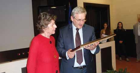 Universite t Luigj Gurakuqi duke ngritur lart Malësinë e Veriut.
