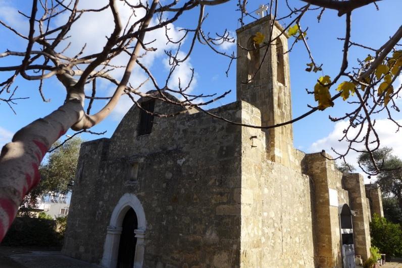 Είναι ένας μονόκλιτος ναός σχετικά μικρός,