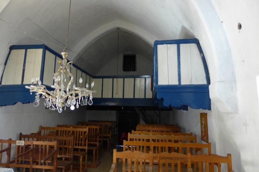 Ο ναός διαθέτει και γυναικωνίτη που και αυτός είναι απλός χωρίς σκαλίσματα.