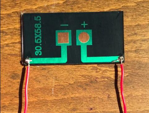 3V ( διαθέτει voltage regulator και