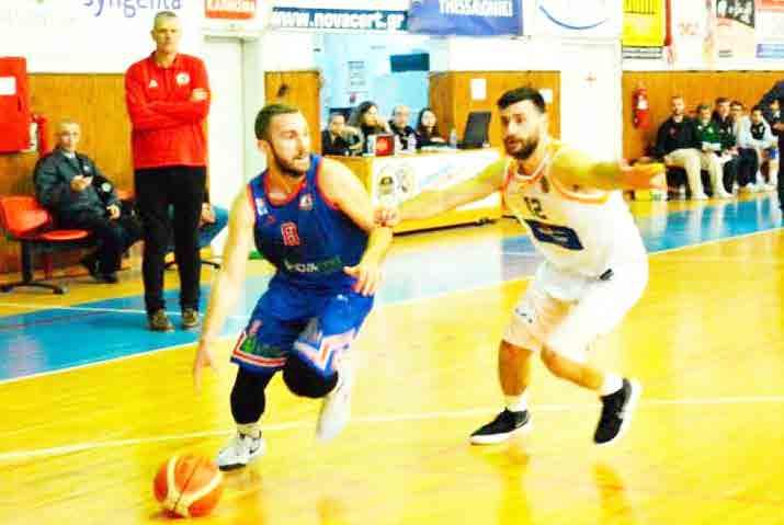 Το σκορ στο παιχνίδι άνοιξε στο 3ο λεπτό με 0-7 σερί για την ομάδα του Αγρινίου κάτι που ανάγκασε τον Δημήτρη Γκίμα να πάρει το πρώτο του ταιμ.