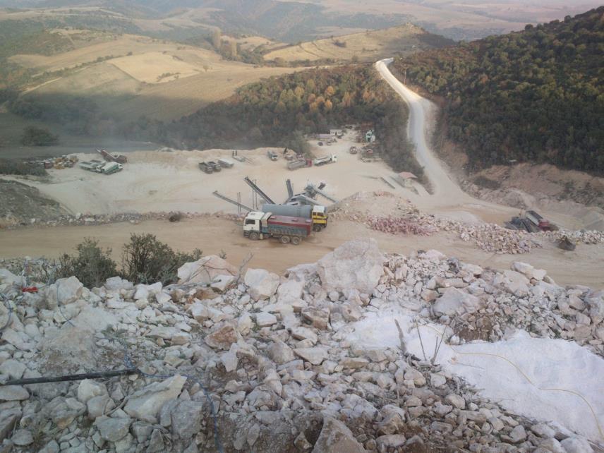 Κεφάλαιο 3 Περιγραφή λατομείου Σχήμα 3.3 Πατάρι υπό σχηματισμό σε υψόμετρο +820 m Η εκμετάλλευση του λατομείου γίνεται σε βαθμίδες ύψους 15 m.
