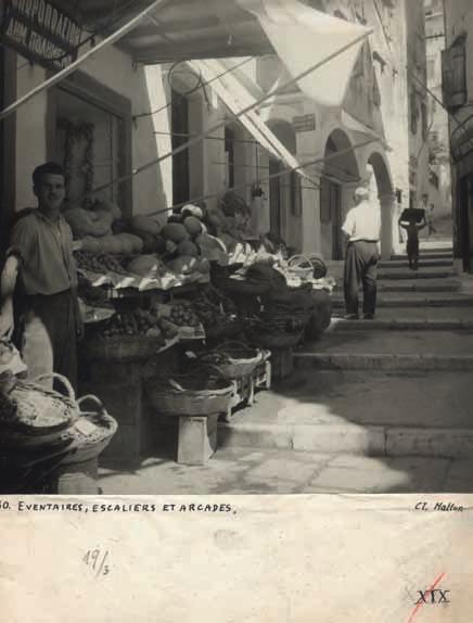 Μέ 91 ἐπικολλημένες φωτογραφίες (οἱ περισσότερες τοῦ συγγραφέα), πρόχειρα σκίτσα μέ μολύβι στή θέση φωτογραφιῶν πού δέν ὑπῆρχαν. Μεταγενέστερα ἐξώφυλλα. 150-200 344 BOISSONNAS, Fred.