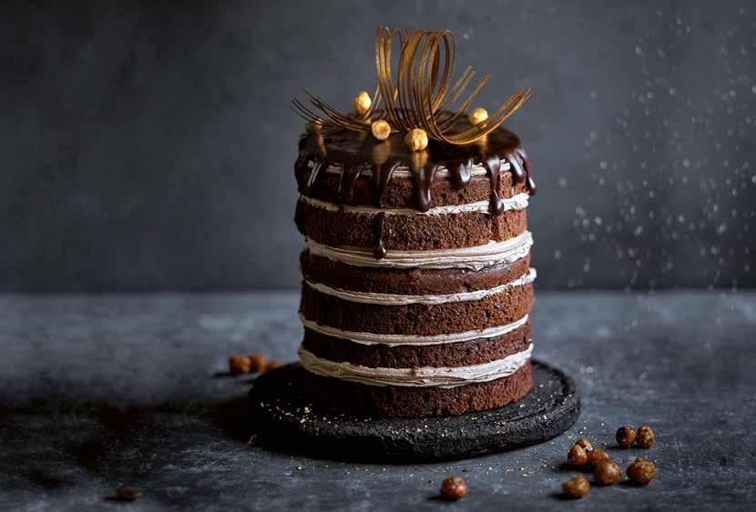 ΖΑΧΑΡΟΠΛΑΣΤΙΚΗ Nutty Celebration Cake Παντεσπάνι Tegral Sponge Choco Αυγά Νερό 1 kg 600 g 200 g Ρίχνουμε στον κάδο του μίξερ όλα τα υλικά και χτυπάμε με το σύρμα για 1 σε αργή ταχύτητα και για 8 σε