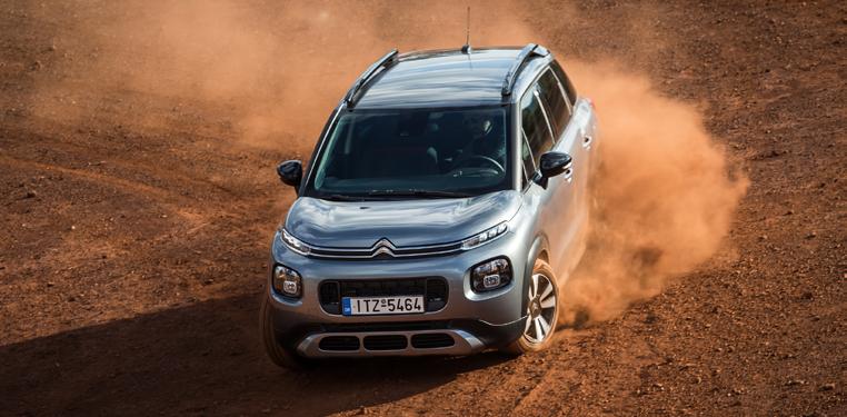 CITROEN C3 AIRCROSS ΠΑΤΗΣTE ΕΔΩ ΓΙΑ VIDEO Όταν ακούς Citroen το μυαλό σου πάει αυτόματα στην κορυφαία άνεση. Το C3 Aircross τεκμηριώνει τον παραπάνω συλλογισμό με κάθε του πτυχή.