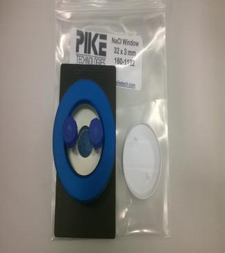 Tekući nepolarni uzorci snimaju se tako da se kap uzorka nanese između pločica NaCl. Plinoviti uzorci snimaju se s pomoću ćelija koje ne absorbiraju u IR dijelu spektra.