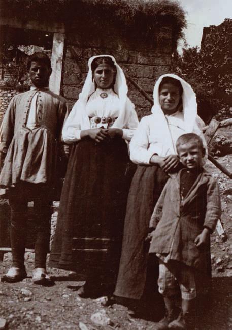 Ἀθανασίου στό ἀρνητικό, χειρόγραφες λεζάντες στά γαλλικά.
