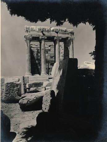 Καλύμματα ἀπό λεπτό χαρτόνι (στό πάνω κάλυμμα ἔχουν ἐπικολληθεῖ σταυρός τῶν Ἰωαννιτῶν, ὁλόσωμο πορτραῖτο τοῦ Gerola καί τίτλος: «Cartoline di Rodi»), πλάγιο 8 ο, 195 x 240 mm. 800-1.