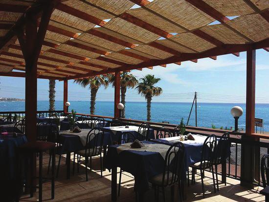 Tsiakkas taverna Свежие морепродукты и национальная кипрская кухня Тсиаккас таверна расположена в одном из самых очаровательных уголков региона Пафос.