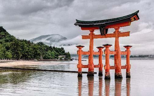 στον Σιντοϊστικό ιερό Kasuga Taisha, αγαπημένο βωμό της πανίσχυρης οικογένειας Fujiwara, που κυβερνούσε την περιοχή κατά τις περιόδους Nara και Heian.