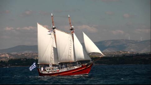 ένα ξύλινο σανίδι σαν έμβολο, το λεγόμενο κατσούλι ή γκάγκα, που χρησιμεύει για το είδος της αλιείας που γίνεται με αυτό το σκάφος.