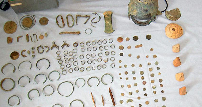 Τα πιο εντυπωσιακά ευρήματα που κατασχέθηκαν χθες είναι ο σταμνόσχημος κάδος ελληνιστικής Εποχής που δεν σώζεται ακέραιος, αλλά και ο διπλός πέλεκυς των μυκηναϊκών χρόνων, ο οποίος ωστόσο θέλει