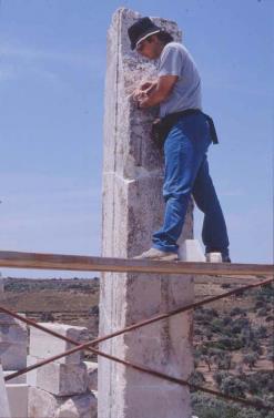 για άλλη ήπια ή αρμόζουσα νέα χρήση (λ.χ. χρήσεις νεοκλασικών, πολιτιστικές εκδηλώσεις σε αρχαιολογικούς χώρους κ.ά.) Στις περιπτώσεις αυτές πρέπει να γίνονται απολύτως σεβαστοί οι περιορισμοί που επιβάλλονται για την προστασία των μνημείων από τη σύγχρονη δραστηριότητα.