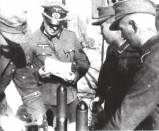 Γερμανοί στρατιώτες γεμίζουν προκηρύξεις στους πυραύλους πριν τη χρήση τους ενάντια στους συμμάχους στην Ιταλία, το 1944. Γερμανικός V1 πύραυλος του Β Παγκόσμιου Πολέμου.