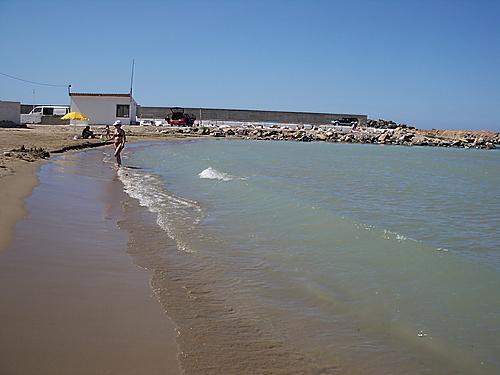 Άποψη παραλίας Γουρνών στο δυτικότερο τμήμα του ακινήτου Εγκαταστάσεις πρώην