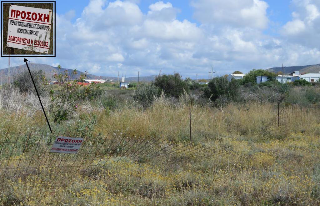 Πλημμελώς περιφραγμένη έκταση πλησίον των κτιριακών εγκαταστάσεων του