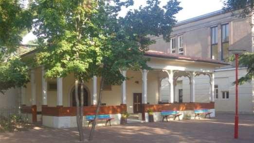 Αντιγόνη μονή, το μοναστήρι αποκτά ανακαινισμένες εγκαταστάσεις διαθέσιμες να φιλοξενήσουν το 1906 έως το 1915 το ορφανοτροφείο Θηλέων.