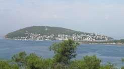 ΑΝΤΙΓΟΝΗ (BURGAZADASI) Ιστορική Αναδρομή Αντιγόνη Η Αντιγόνη (Burgazadası) πήρε το όνομα της από έναν σημαντικό στρατηγό του Μεγάλου Αλεξάνδρου που λεγόταν Αντίγονος και η τούρκικη ονομασία χάρη σε