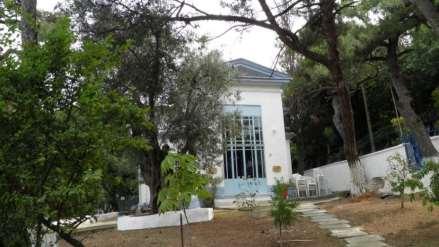 Αντιγόνη ΆΓΙΟΣ ΓΕΩΡΓΙΟΣ ΚΑΡΥΠΗΣ Ιστορική Αναδρομή Η Ιερά Πατριαρχική και Σταυροπηγιακή Μονή του Αγίου Γεωργίου Καρύπη τοποθετείται στην βόρεια πλευρά της Αντιγόνης το 1728 και το καθολικό της μονής