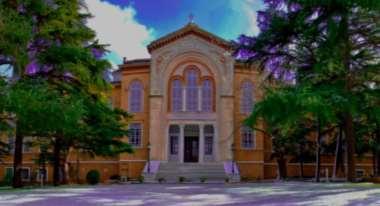 Το εκκλησάκι της Αγίας Τριάδος, οι θεματικοί κήποι, τα όμορφα τοπία ολόγυρα της Σχολή, η αρχιτεκτονική του κτιρίου καθώς και η υποδοχή