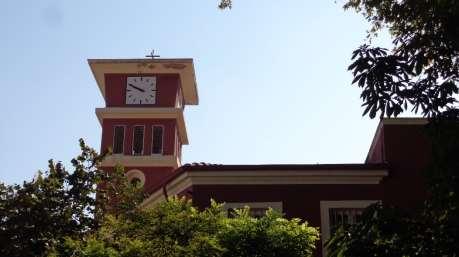 Αντιθέτως το εσωτερικό του ναού διακρίνεται για την μεγαλοπρέπεια του χάρη στις εικόνες και στο τέμπλο του.