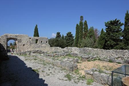 στήριξη είτε οξυπύθμενων αγγείων, κυρίως αμφορέων με λάδι ή κρασί, είτε πυρσών για το φωτισμό του χώρου, μυλόλιθοι για την άλεση των τροφών, χάλκινα νομίσματα των χρόνων της Ηπειρωτικής Δημοκρατίας