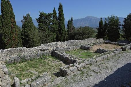 ), τρία πήλινα ανάγλυφα προσωπεία που εικονίζουν χθόνια θεότητα, πολλοί αστράγαλοι προβάτων, καθώς και πληθώρα αγγείων όπως: πίθοι, αμφορείς, οξυπύθμενοι αμφορείς, υδρίες, λάγηνοι, φιάλες, ενίοτε με