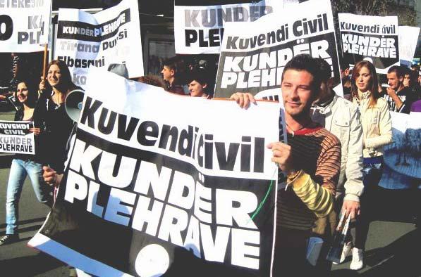 2 LOJE NGJYRASH POLITIKE KUNDER TE GJELBRES Nga Ela SHKURTI Ndërsa 60.