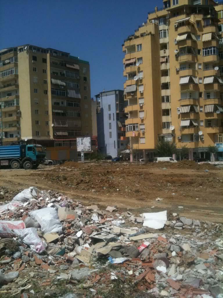 PARKU I MADH I TIRANES PO SHITET Nga Agim DALIPI Në vjeshtën e viti 2009, grupimi Ekolëvizja beri nje studim mbi problemet mjedisore dhe ligjore për Parkun e Madh dhe Liqenin Artificil të Tiranës.