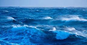 Τα γνώριμα σε όλους κύματα της θάλασσας, είναι κινήσεις των μορίων του νερού σε ελλειπτικές ή κυκλικές τροχιές, κλειστές ή ανοιχτές. Ηπερίοδοςτους κυμαίνεται από 5 sec μέχρι 25 sec.