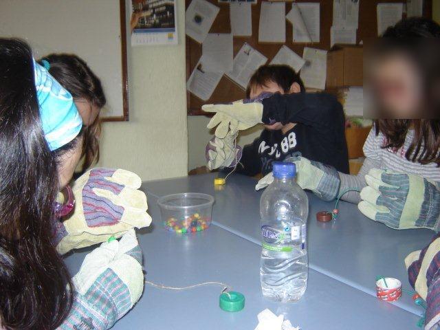 5 η ΟΜΑΔΑ Τα παιδιά φορούν γάντια εργασίας.