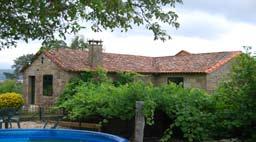 Jardín con asador; sala de estar; cocina; cama supletoria; televisión; se admiten animales de compañía.