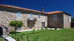 Casas Alexandre Valga Jardín con estanque y spa al aire libre; cocina y salón comedor (en cada una). Se sirven desayunos.