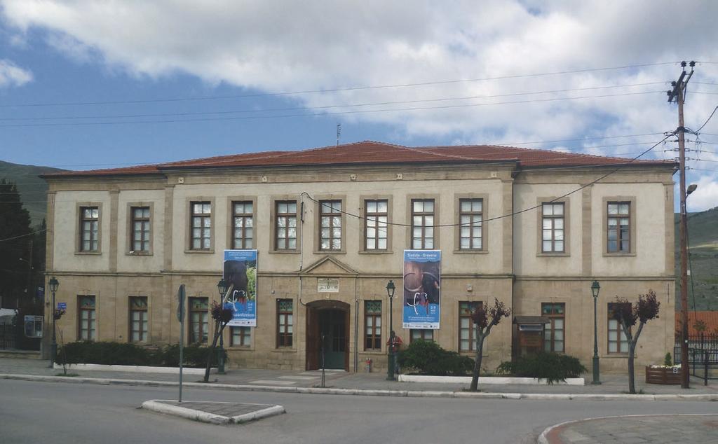 08 Το επιβλητικό κτίριο του Τραμπαντζείου Γυμνασίου, που ιδρύθηκε το 1888 και φιλοξένησε τις πρώτες συλλογές απολιθωμάτων.