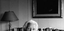 Erik Erikson (1902-1994) 1994) Η θεωρία του Erik Erikson για την ψυχοκοινωνική ανάπτυξη Οι οκτώ ηλικίες του ανθρώπου: Αναπτυξιακές κρίσεις 1. Ακεραιότητα του εγώ ή απόγνωση (τρίτη ηλικία) 2.