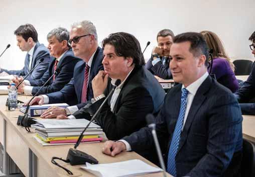 AKTUALE 5 GJYKATA E APELIT VËRTETON DËNIMET PËR TANK Konfirmohet dënimi për Gruevskin, pritet arrestimi i tij Ish-kryeministri Gruevski sërish është ankuar se presioni politik mbi gjyqësinë ka bërë